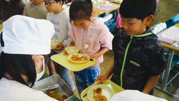 町田市立小学校でゼルビアコラボ給食実施！