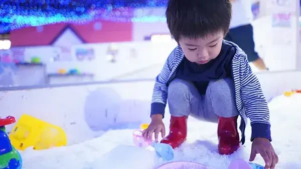 【八王子市】真夏でも快適！屋内で雪遊び！？東京あそびマーレが最高