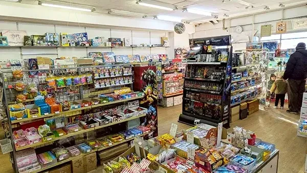 【鶴川団地中央商店会】昭和にタイムスリップ！？10円ゲームと駄菓子・・・夢中になれる「あの頃」が詰まったお店「おもちゃの三景」