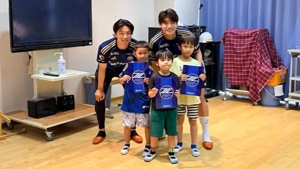 【ＦＣ町田ゼルビア・取材レポ】選手が新1年生に下敷きをプレゼント！